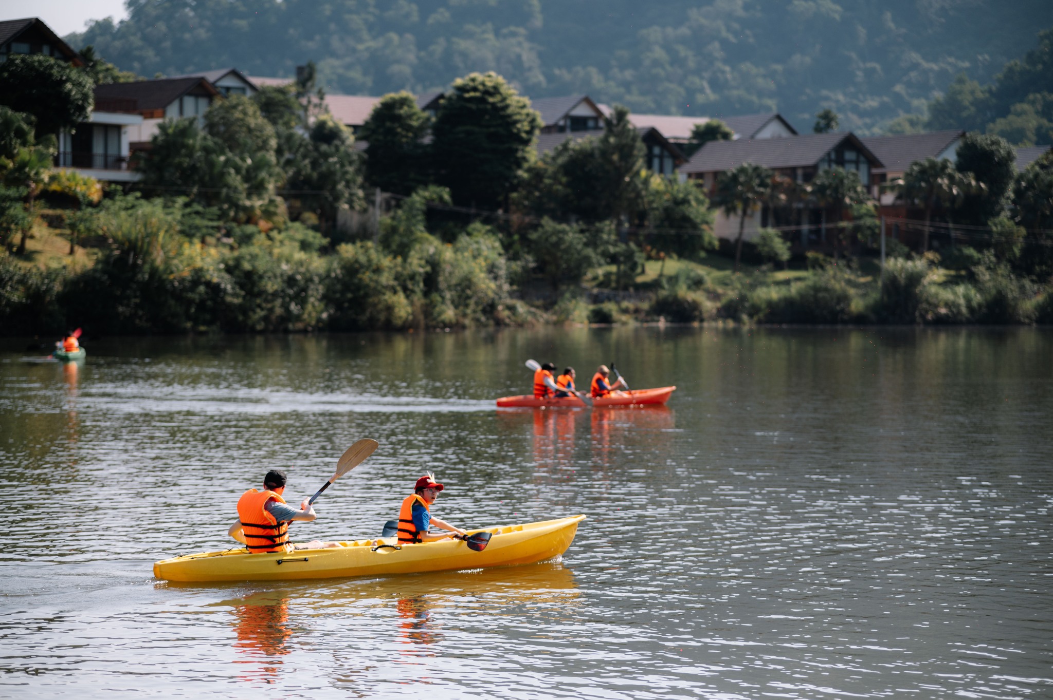 Trải Nghiệm Chèo Kayak Tại Thang Mây